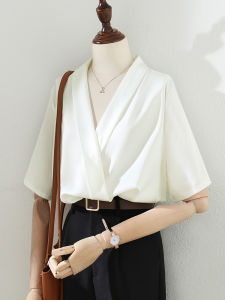 เสื้อเชิ้ตผู้หญิงคอวีแขนสั้นผ้าซาตินทรงหลวมสีขาว ดีไซน์ไม่สมมาตร เสื้อเชิ้ตผู้หญิงสไตล์เกาหลี ทรงตรง แขนห้าส่วน