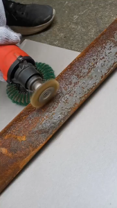 Panjang total : 23.5cm Kawat : Kuningan Bush  Sikat kawat terbuat dari bahan kawat yang biasa dipakai untuk membersihkan karat atau kotoran yang menempel pada besi atau logam.  Note : Wajib melakukan video unboxing saat membuka paket mulai dari awal hingg