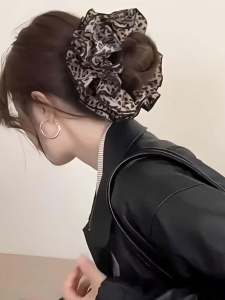 ริบบิ้นยางรัดผมลายเสือดาวสองชั้นขนาดใหญ่ กิ๊บติดผมสไตล์เกาหลี รุ่นใหม่ปี 2024 เครื่องประดับผมสำหรับผู้หญิง