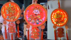 Liễn treo trang trí Tết thần tài CHỈ ĐỊNH THÀNH CÔNG  có thể tắt mở nhạc
