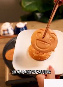 กระทะแพนเค้ก พร้อมที่จับ แม่พิมพ์รูปรอยยิ้ม 7 ชิ้น ไม่ติด สําหรับเด็ก ทอดไข่ ทำแพนเค้ก ไม่ใช้น้ำมัน