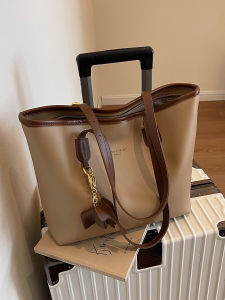 กระเป๋าถือทรงถุง PU ขนาดใหญ่ สำหรับใส่ของใช้ประจำวัน กระเป๋าสะพายไหล่ผู้หญิง กระเป๋าถือแบบแยกชั้น เหมาะกับฤดูใบไม้ผลิและฤดูร้อน กระเป๋าถือสไตล์ใหม่สำหรับผู้หญิง