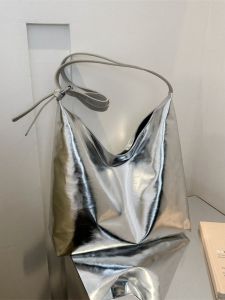 กระเป๋าถือทรงถังสีเงินแฟชั่นสำหรับผู้หญิง กระเป๋าสะพายไหล่ขนาดใหญ่ กระเป๋าถือ PU นุ่ม ปิดด้วยแม่เหล็ก สไตล์ลำลอง