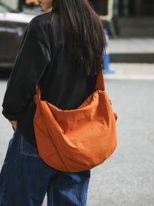 กระเป๋าสะพายข้างผ้าไนลอนขนาดใหญ่แบบลำลองสำหรับเดินทาง กระเป๋าสตางค์ทรงหมูป่าสำหรับผู้หญิง กระเป๋าสะพายไหล่ข้างเดียวแบบอเนกประสงค์