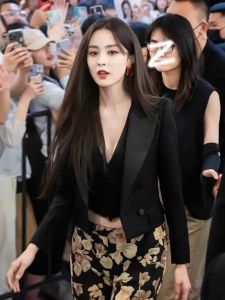 Black Simple Double-Breasted Short Suit Jacket Versatile Minimalist Style for Short Women Premium Quality New Summer 2025