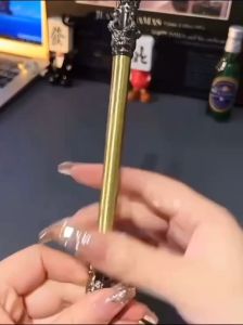 HỘP QUẸT BẬT LỬA GA ĐÁ THIẾT KẾ HÌNH GẬY NHƯ Ý _ CÂY THIẾT BẢNG TÔN NGỘ KHÔNG