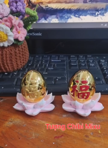Tượng trứng gà chữ Phúc xi vàng 6cm x 7cm trên đài sen phong thủy trang trí