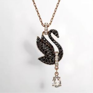 สวารอฟสกี้ จี้สร้อยคอ Swan หงส์ ดำ เคลือบโทนสีโรสโกลด์ จี้เพชร สร้อยคอจี้หงส์ สร้อยคอเพชร จี้คริสตัล สร้อยคอคริสตัล ของขวัญวันเกิดผู้หญิงแท้ 100% สร้อยคอสำหรับเด็กผู้หญิง ของขวัญสารภาพ ของขวัญวันครบรอบ เงินสเตอร์ลิง S925 จัดส่งรวดเร็ว
