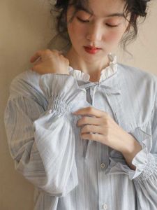 เสื้อเชิ้ตผู้หญิงสีฟ้าอ่อนสไตล์ฝรั่งเศส ทรงหลวม แขนยาว คอโปโล ดีไซน์โบว์ผีเสื้อ ดีเทลกระดุม ทรงหลวม สไตล์วินเทจ