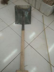 by alat pertukangan skrop pasir dan gagangnya