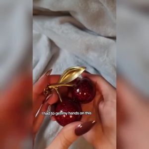 Fashion Cherry Luxury Keychain Creative WomenS Keyring with Glittering Crystal Imitation Fruit Pendant Suitable for Handbags Evening Bags Shoulder Bags Crossbody Bags