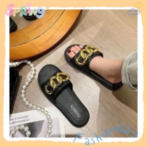 New Arrival LKfashion รองเท้าแฟชั่นสำหรับผู้หญิง เป็นงานแตะสวมกับ 2 ประดับโซ่ - สีทอง สีขาว และสีดำ สวยทั้ง 2 สี รุ่นนี้ทรงค่อนข้างเล็ก มาจับมาจองกันโล้ด