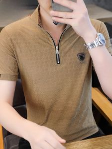 HENGYUANXIANG | เสื้อยืดแขนสั้นผู้ชาย ทรงหลวม คอตั้ง ซิป แฟชั่นฤดูร้อน เสื้อผ้าผู้ชายบาง สวมใส่สบาย ระบายอากาศได้ดี ผ้าโพลีเอสเตอร์