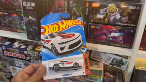 Mô Hình Xe Hot Wheels 18 Camaro SS (Màu Trắng) - Tỷ Lệ 1:64