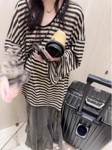 เสื้อยืดแขนยาวลายทางสีบล็อกหลวมๆ สำหรับผู้หญิง ฤดูใบไม้ผลิและฤดูใบไม้ร่วง เสื้อตัวบนทรงเข้ารูปสุดเก๋ไก๋สำหรับผู้หญิง