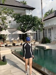 ชุดว่ายน้ํากีฬา ชุดว่ายน้ำแขนยาว กันแดด คอปกมีซิปตั้งได้สวมใส่สบาย ผ้ายืดหยุ่นสูง ผ้ากันuv มีฟองน้ำ ผ้าแห้งเร็ว