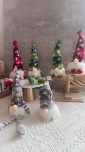 Christmas Gnome Decor Light Up Knitted Snowflake Hat for Xmas Fireplace Mantel Table Home Indoor Holiday Decorations Gift