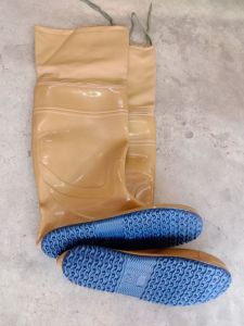 รองเท้าบูทยางกันน้ำความสูง 22นิ้วใส่ลุยโคลนทั้งบนบกและในน้ำกันหอยกันเชื้อโรคน้ำหนักเบาใส่กระชับเนื้อนุ่มใส่สบายมีร่องที่พื้นกันลื่นเนื้อยางคุณภาพเกรด a มีความเหนียวนุ่มคงทน