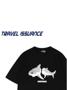 เสื้อยืดแขนสั้นหลวมพิมพ์ลายแฟชั่นโอเวอร์ไซส์ TRAVEL ISSUANCE สำหรับผู้ชาย ฤดูร้อน 2025 เสื้อยืดคอกลมแขนสั้นแบบลำลอง