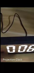 นาฬิกาปลุกฉายภาพปรับความสว่างได้4ระดับหน้าจอขนาดใหญ่7.8นิ้วฟังก์ชั่นเลื่อนปลุก12/24H ช่องเสียบชาร์จ USB แสดงอุณหภูมิเพดานนาฬิกาปลุกดิจิตอลพร้อมโปรเจคเตอร์180 ° สำหรับห้องนอนผู้สูงอายุและนักเรียน