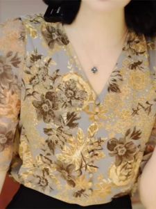 เสื้อยืดแขนสั้นผู้หญิง ทรงหลวม สไตล์เกาหลี คอวี พิมพ์ลายดอกไม้ ทรงเข้ารูป เสื้อเชิ้ตผู้หญิง แฟชั่นฤดูร้อน ลดอายุ กระชับสัดส่วน