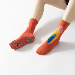 ผลิตภัณฑ์เท้า ถุงเท้าโยคะสตรีลายกราฟฟิตี ไม่ลื่น ถุงเท้าแฟชั่น เข้าได้ พื้นพิลาทิศ เท้ากีฬาน่องทุกชุด