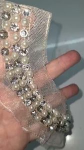 Cổ kết đá may lên áo