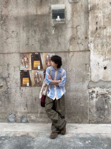 เสื้อเชิ้ตแขนสั้นผู้ชายสไตล์อเมริกันย้อนยุคสีบล็อกฤดูร้อน ทรงหลวม ปกพับ ลำลอง เสื้อถักบาง คอกลม ทรงเข้ารูป แฟชั่นใหม่