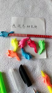 Đệm bút silicone chống mỏi tay hằn vết thâm luyện tư thế viết chữ 5 màu ngẫu nhiên hình cá heo ngộ nghĩnh (1 cặp)