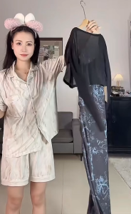 แม็กซี่เดรสสีดำ สายเดี่ยว ปรับสายได้ พิมพ์ลายกราฟิก เย็บจับจีบข้างลำตัว แหวกข้างซ้าย กระโปรงทรงเอ ผ้าตาข่าย มีซับในเต็มตัว #8143