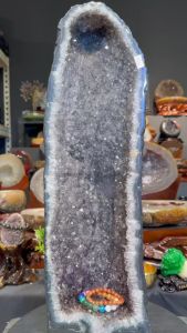 amethyst geode crystal cave 五行“木” 🪵💯天然异象晶洞 58cm高⬆️薄皮晶洞 异象渐色水晶体结晶 从顶部白到紫水晶👍 晶体也光泽闪亮✨ 钛晶共生💰 薄皮蓝玛瑙边 底部带有绿幽灵眼👀