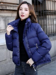 เสื้อแจ็คเก็ตขนเป็ดสั้นสีน้ำเงิน Klein สำหรับผู้หญิง ฤดูหนาว 2025 ใหม่ ขนาดเล็ก ดูสง่างาม น้ำหนักเบา ขนเป็ด แจ็คเก็ตขนเป็ด