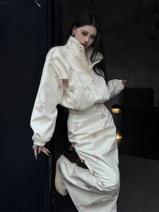 ชุดกีฬาสไตล์ย้อนยุคสำหรับผู้หญิง ชุดฤดูใบไม้ร่วง 2025 แฟชั่นสไตล์อเมริกัน ชุดกระโปรงสั้นพิมพ์ลายสุดฮอต ชุดสองชิ้น