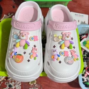 12ชิ้น/เซ็ต Crocs Jibbitz อุปกรณ์เสริมรองเท้ามีเสน่ห์การ์ตูน3D หมีสีกากีแต่งด้วยหัวเข็มขัดรองเท้าหมีสีชมพูสำหรับ Crocs