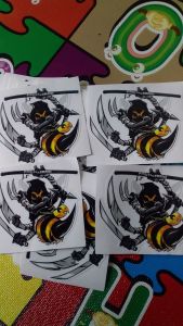 jual stiker gambar lebah/bee dengan ukuran 6x6cm & 7x6cm/stiker dengan bahan vinyl isi 2pcs stiker