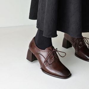 รองเท้าส้นสูงหนังแท้ผูกเชือกแบบสวมหัวแหลมสำหรับผู้หญิง รองเท้าแฟชั่นฤดูใบไม้ร่วง 2024 รองเท้าส้นหนาแบบสวมหัวลึก สไตล์ย้อนยุค สวมใส่สบาย