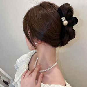 Velvet Pearl Hair Clip Large 2023 New Womens Shark Clamp Glitter Diamond Popular Hair Accessories Elegant Sensation