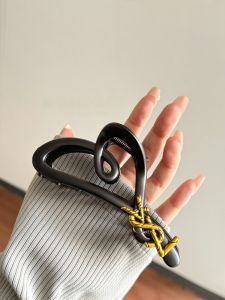 กิ๊บติดผมรูปฉลาม Acrylic Heart Letter ขนาดใหญ่สำหรับผู้หญิง ทรงใหม่ 2025 กิ๊บติดผมสไตล์ไฮเอนด์สำหรับผมหลังหัว