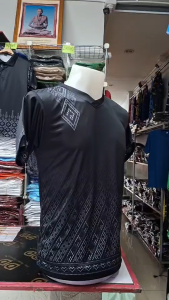 เสื้อยืดสีดำ คอวี ลายไทย แบบเหลี่ยมตัด แขนสั้น เนื้อผ้าไมโครเกรดพรีเมี่ยม ผลิตโรงงานไทย