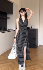 เดรสยาว ลายทาง สีเทา แขนกุด ดีไซน์หน้าสั้นหลังยาว ชายผ้าพับทบ มีสายพันเอวผูกโบว์ ผ้าโพลิเอสเตอร์ ใส่สบาย Dress ชุดไปผับ #8148