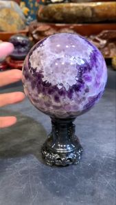 dreamy amethyst sphere with very nice pattern😬#johorbahru #crystal #莲花紫晶 #梦幻紫晶 8.3cm球体💯高品莲花纹🪷梦幻紫晶球 🆓随机附送底座 📌jb区欢迎门市自取👍 球径diameter: 8.3cm 净重raw weight: 0.84kg 📍Johor Bahru 区可自行取货或邮寄服务
