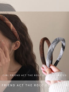 ริบบิ้นหมวกทรงสี่เหลี่ยมลายสก็อตสุดหรูสำหรับผู้หญิง ทรงใหม่ปี 2024 พร้อมหมวกผ้าปักลายดอกไม้แบบอเนกประสงค์สำหรับการแต่งหน้า