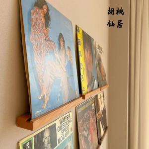 ตู้เก็บแผ่นเสียงวินเทจไม้ชั้นวางแผ่นดิสก์สไตล์ลำลองพร้อมกล่องเก็บของขนาดเล็ก ตู้เก็บของแบบเรียบง่ายสำหรับบ้าน