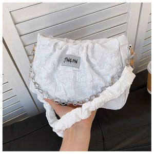 กระเป๋าใต้วงแขนย่นแฟชั่นดีไซน์สไตล์ฝรั่งเศสหรูหราพร้อมสายโซ่เก๋ไก๋ 2023 กระเป๋าสะพายข้างฤดูร้อนใหม่สําหรับเยาวชน