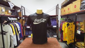 A020 เสื้อยืดคอกลม สกรีนลาย Coca-Cola  เนื้อผ้าไมโคร POLYESTER 100%