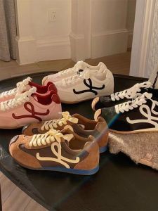 รองเท้าผ้าใบกีฬาลำลองสำหรับผู้หญิง ทรงพื้นสูง ทรงพ่อ รองเท้าส้นแบน ทรงสี่เหลี่ยม วัสดุหนังเทียม วัสดุพื้นรองเท้ายาง