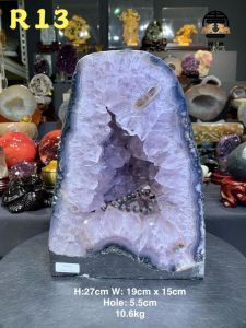ready stock in jb direct salemini amethyst crystal geode #johorbahru #crystal 五行金💯天然紫晶洞 玛瑙+绿幽灵+方解石花边✅ 右侧顶部独特玛瑙眼👁️  紫晶体透亮带有黑碧玺+钛晶共生👍   高height: 27cm  宽width: 19cm x 15cm  洞深hole: 5.5cm  重weight: 10.6kg  📍Johor Bahru 区可自行取货或邮寄服务