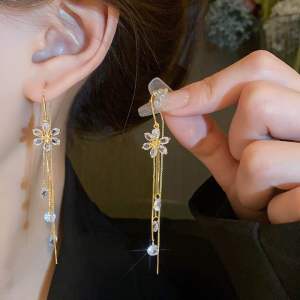 A12 (Beli 2 dapat bonus) COD Anting bunga rumbai manis titanium