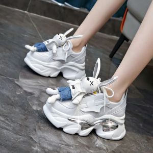 รองเท้าขนาดเล็กหนังสีขาวกระต่ายแฟชั่นใหม่สำหรับผู้หญิงพื้นรองเท้าหนาขนาดเล็กเพิ่มรองเท้าสำหรับคุณพ่อรองเท้ากีฬาแฟชั่น