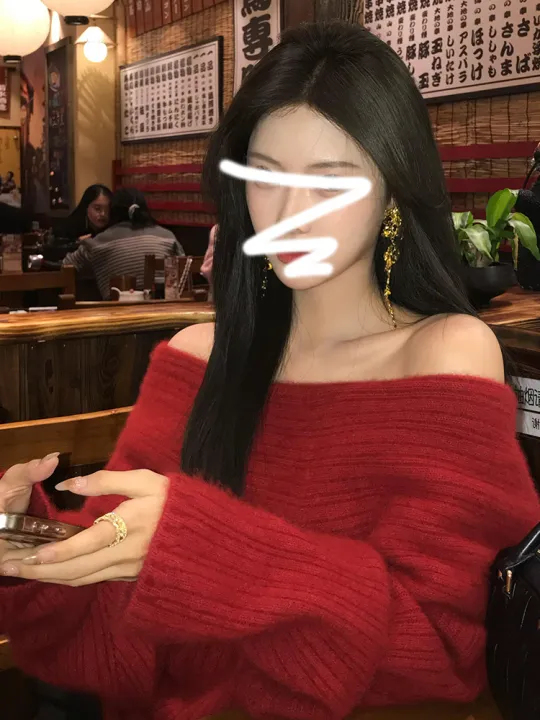 เสื้อสเวตเตอร์ไหล่เดียวสีแดงสำหรับผู้หญิง ฤดูใบไม้ร่วง/ฤดูหนาว 2026 ...